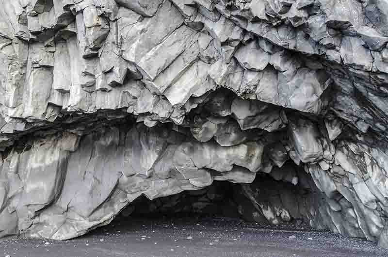 Islandia 127 - reserva natural de Dyrholaey - acantilados de Dyrholaey y playa de Kirkjufjara.jpg